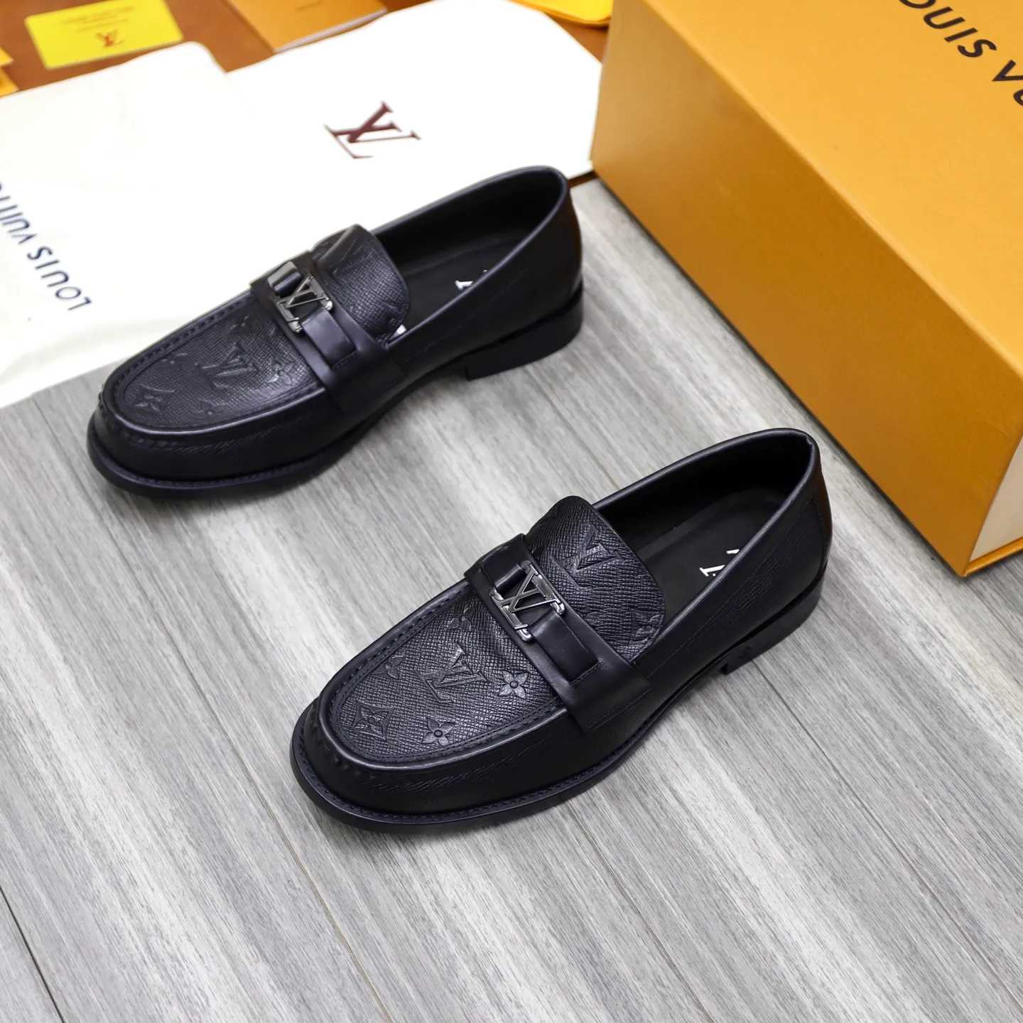 Men's shoes 💰: 💰900LV Louis Vuitton slip-on loafers, top quality products produced in Dongguan, ready for sale! This LV Glove loafer is made of selected soft cowhide, with a slightly wrinkled leather surface and a very high-end texture. Each pair is unique. The leather surface is light and soft, with a fine texture and good luster. It is a classic loafer style, with exquisite handmade mark stitching on the toe, and a square toe configuration to highlight the classic style. The horizontal band has hot-printed LV three-dimensional letters, semi-solid handcrafts and a genuine leather outsole, and a rubber patch on the heel to create wear-resistant performance and comfort. One of the must-have loafers for men! Comes with full original packaging! Code number: 38-39-40-41-42-43-44 (38, 45, 46 customized) standard leather shoe code